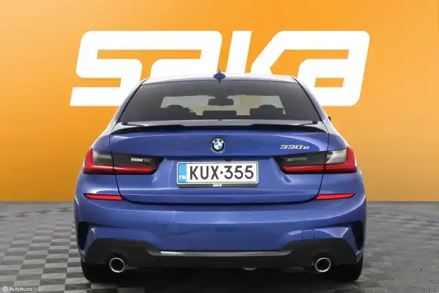 Sininen Sedan, BMW 330 – KUX-355