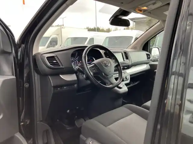 Musta Tila-auto, Toyota Proace Verso – KVA-581
