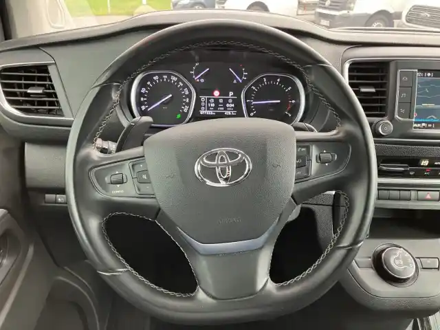 Musta Tila-auto, Toyota Proace Verso – KVA-581