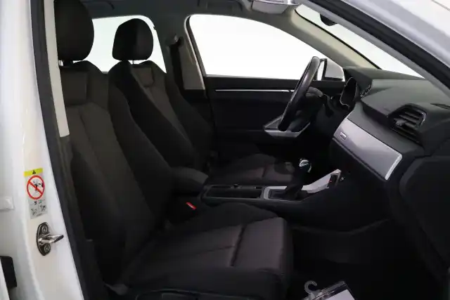 Valkoinen Maastoauto, Audi Q3 – KVA-650