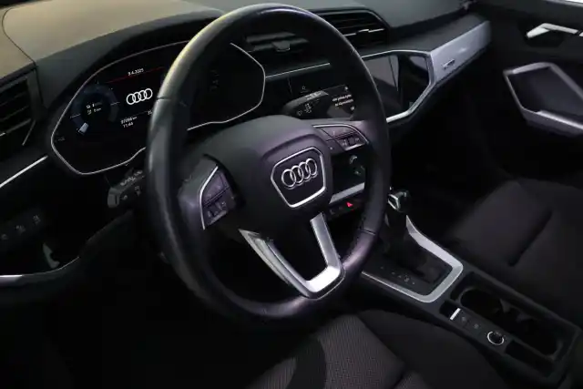 Valkoinen Maastoauto, Audi Q3 – KVA-650