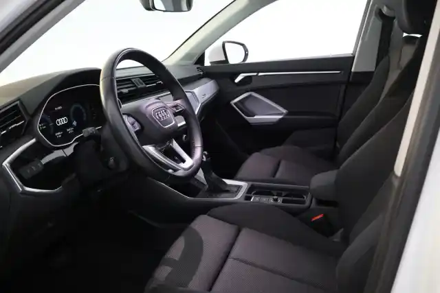 Valkoinen Maastoauto, Audi Q3 – KVA-650