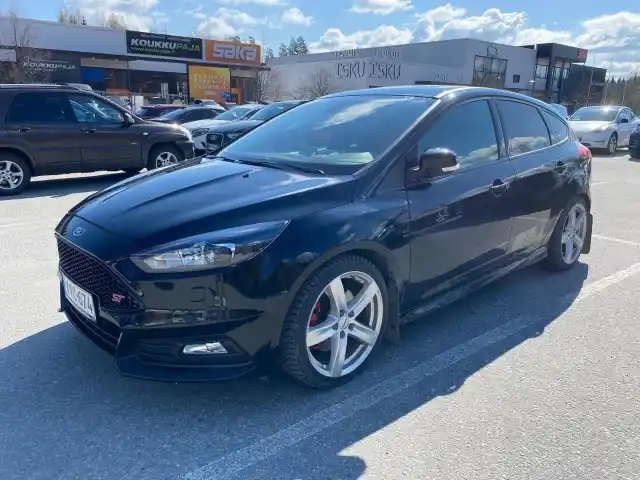Musta Viistoperä, Ford Focus – KVC-674