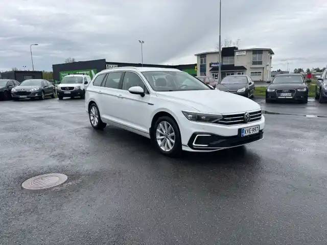 Valkoinen Farmari, Volkswagen Passat – KVE-997