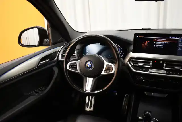 Harmaa Maastoauto, BMW iX3 – KVH-190