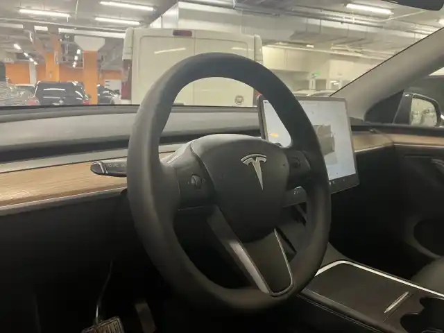 Musta Maastoauto, Tesla Model Y – KVJ-115