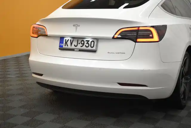 Valkoinen Sedan, Tesla Model 3 – KVJ-930
