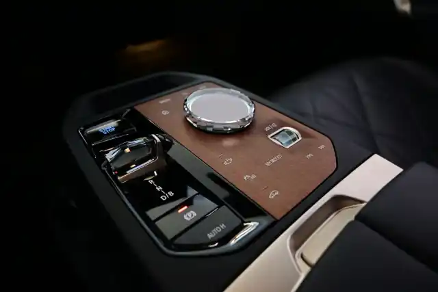 Sininen Maastoauto, BMW iX – KVJ-964