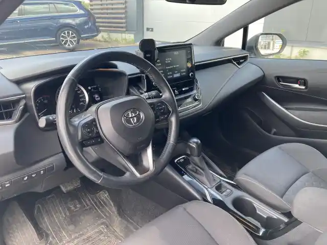 Valkoinen Viistoperä, Toyota Corolla – KVM-375