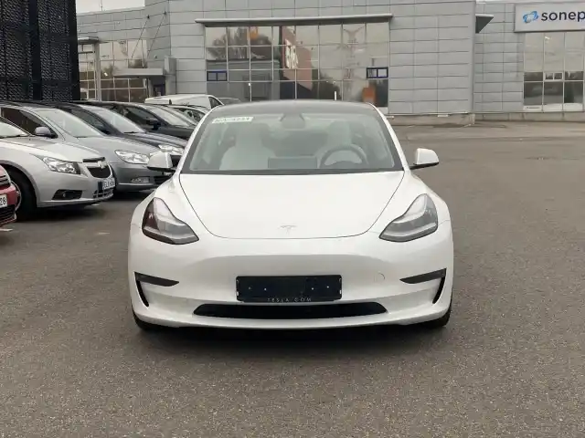Valkoinen Sedan, Tesla Model 3 – KVN-530