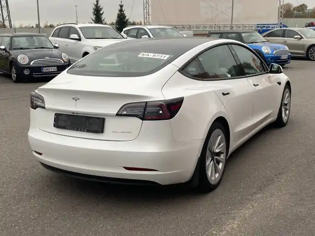 Valkoinen Sedan, Tesla Model 3 – KVN-530