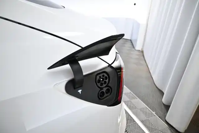 Valkoinen Sedan, Tesla Model 3 – KVN-530