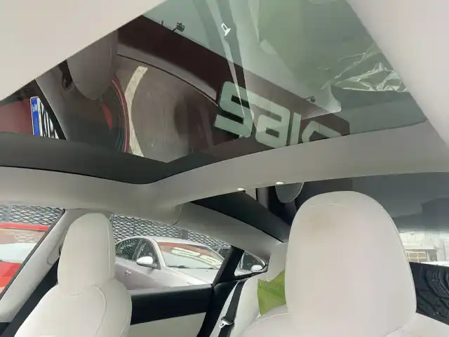 Valkoinen Sedan, Tesla Model 3 – KVN-530