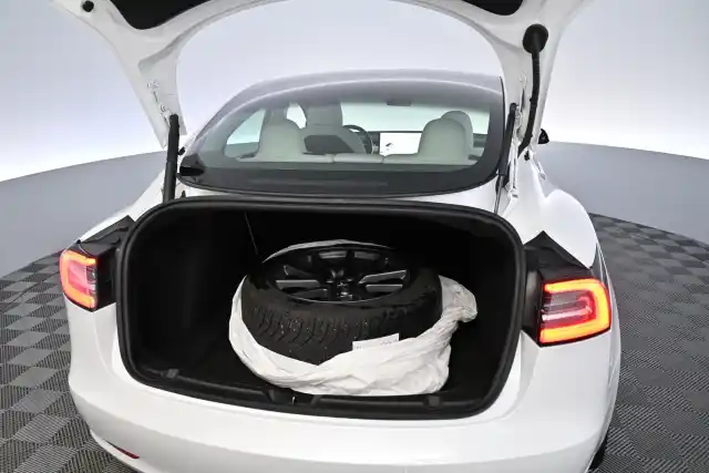 Valkoinen Sedan, Tesla Model 3 – KVN-530