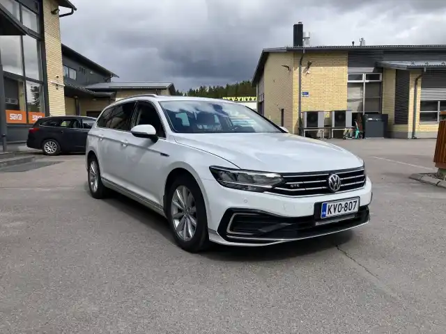 Valkoinen Farmari, Volkswagen Passat – KVO-807