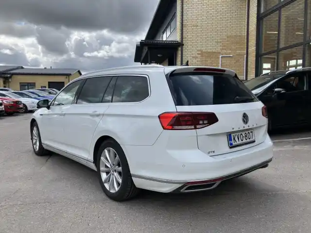Valkoinen Farmari, Volkswagen Passat – KVO-807