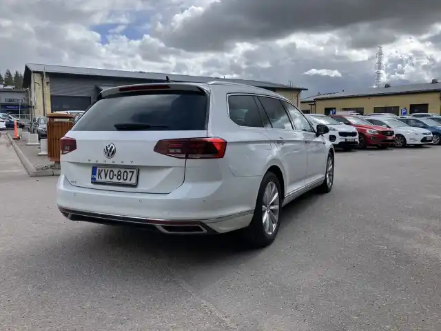Valkoinen Farmari, Volkswagen Passat – KVO-807