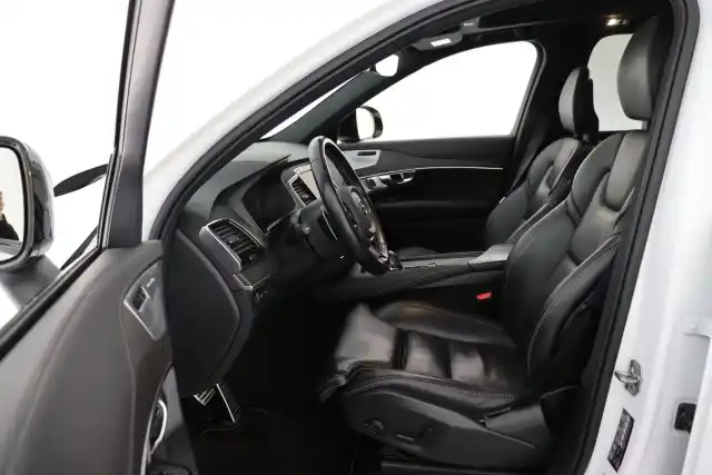 Valkoinen Maastoauto, Volvo XC90 – KVP-108