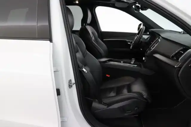 Valkoinen Maastoauto, Volvo XC90 – KVP-108