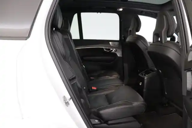 Valkoinen Maastoauto, Volvo XC90 – KVP-108