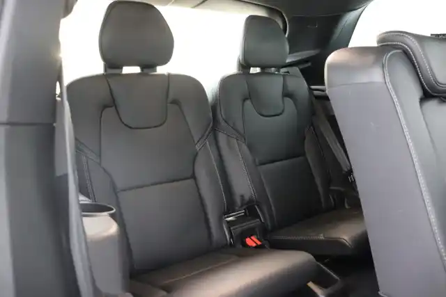 Valkoinen Maastoauto, Volvo XC90 – KVP-108