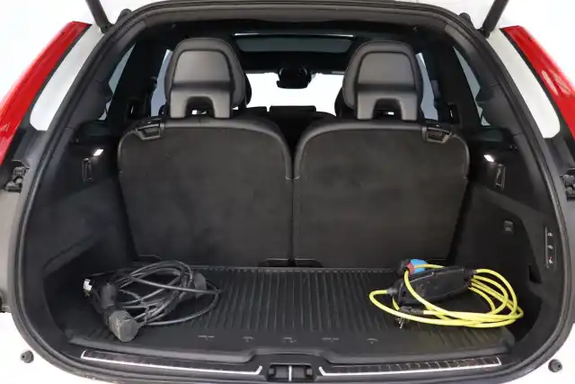 Valkoinen Maastoauto, Volvo XC90 – KVP-108