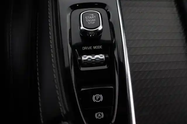 Valkoinen Maastoauto, Volvo XC90 – KVP-108