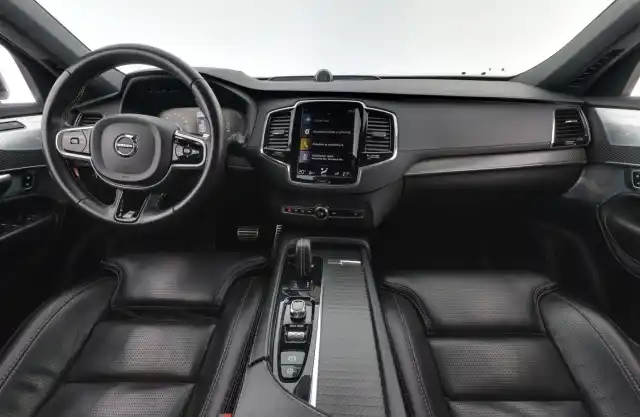 Valkoinen Maastoauto, Volvo XC90 – KVP-108