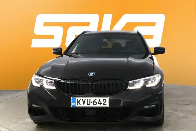 Musta Farmari, BMW 330 – KVU-642