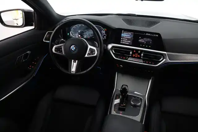 Musta Farmari, BMW 330 – KVU-642
