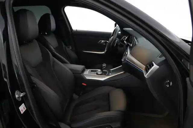 Musta Farmari, BMW 330 – KVU-642
