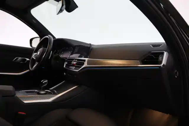 Musta Farmari, BMW 330 – KVU-642