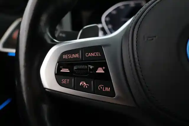 Musta Farmari, BMW 330 – KVU-642