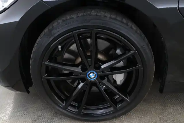 Musta Farmari, BMW 330 – KVU-642