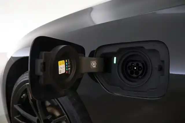 Musta Farmari, BMW 330 – KVU-642