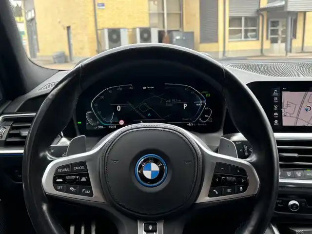 Musta Farmari, BMW 330 – KVU-642