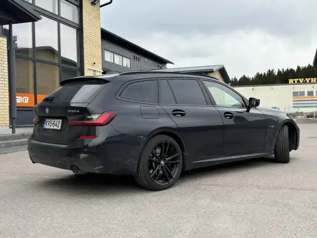 Musta Farmari, BMW 330 – KVU-642