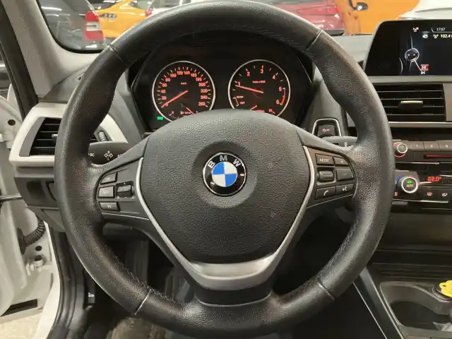 Valkoinen Viistoperä, BMW 120 – KVU-964
