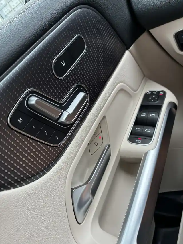 Musta Maastoauto, Mercedes-Benz EQB – KXH-254