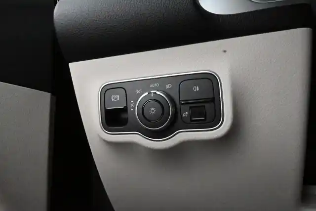 Musta Maastoauto, Mercedes-Benz EQB – KXH-254
