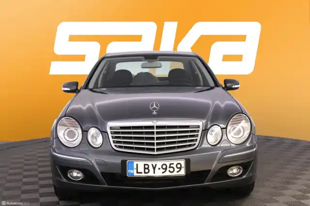 Harmaa Sedan, Mercedes-Benz E – LBY-959