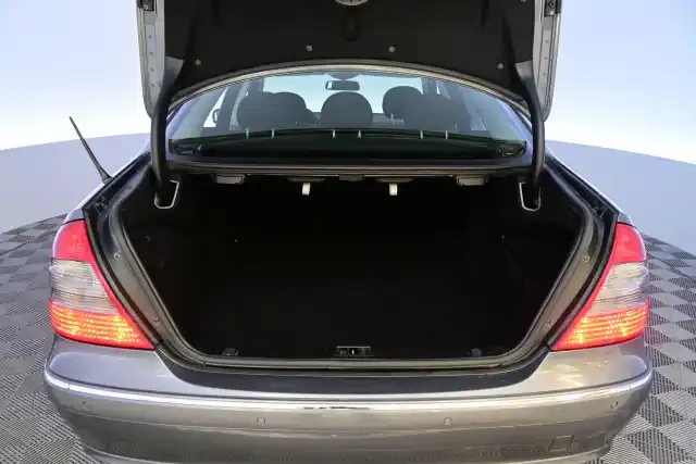 Harmaa Sedan, Mercedes-Benz E – LBY-959