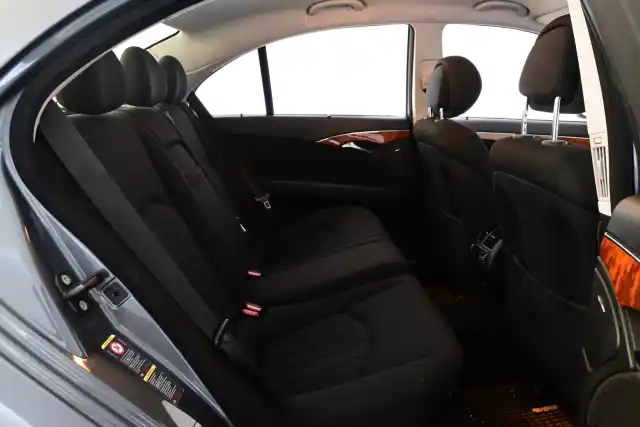 Harmaa Sedan, Mercedes-Benz E – LBY-959