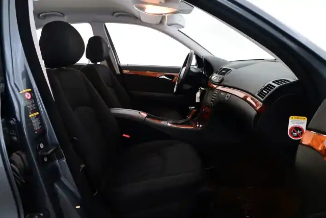 Harmaa Sedan, Mercedes-Benz E – LBY-959