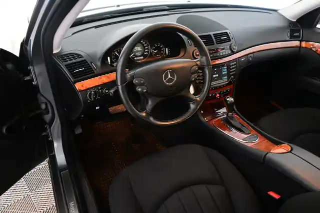 Harmaa Sedan, Mercedes-Benz E – LBY-959