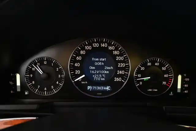Harmaa Sedan, Mercedes-Benz E – LBY-959