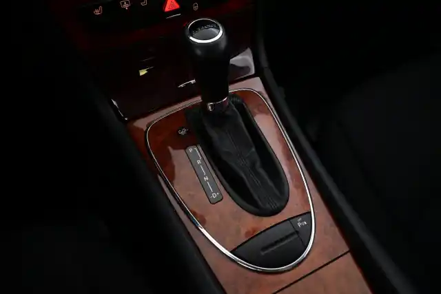 Harmaa Sedan, Mercedes-Benz E – LBY-959