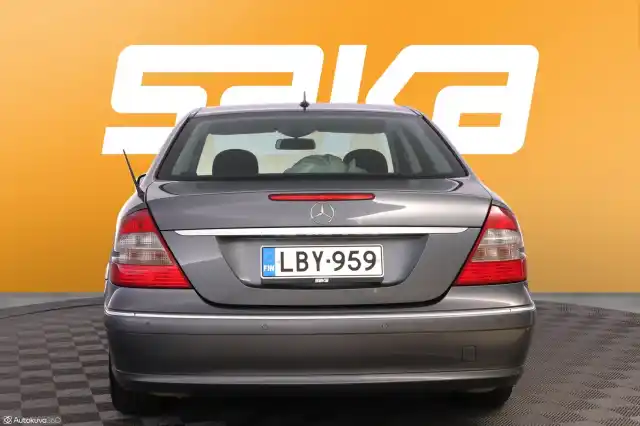 Harmaa Sedan, Mercedes-Benz E – LBY-959