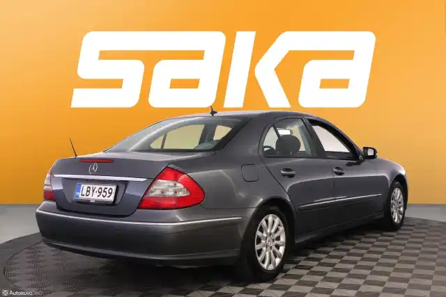 Harmaa Sedan, Mercedes-Benz E – LBY-959