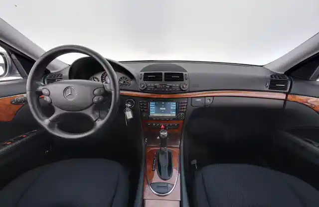 Harmaa Sedan, Mercedes-Benz E – LBY-959